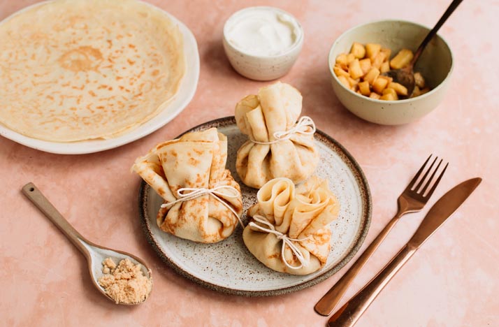 Crêpe pakketjes met gekarameliseerde appels en mascarponevulling